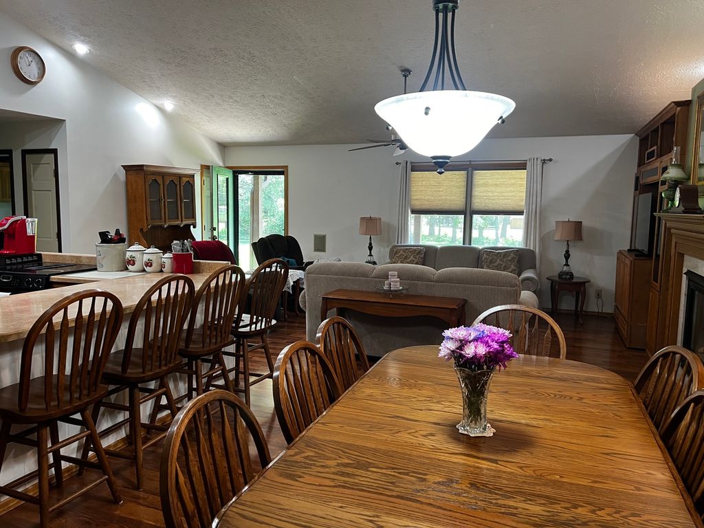 Image 11 of property listing at 14830 N McCarty Lane, Mt Vernon, IL 62864