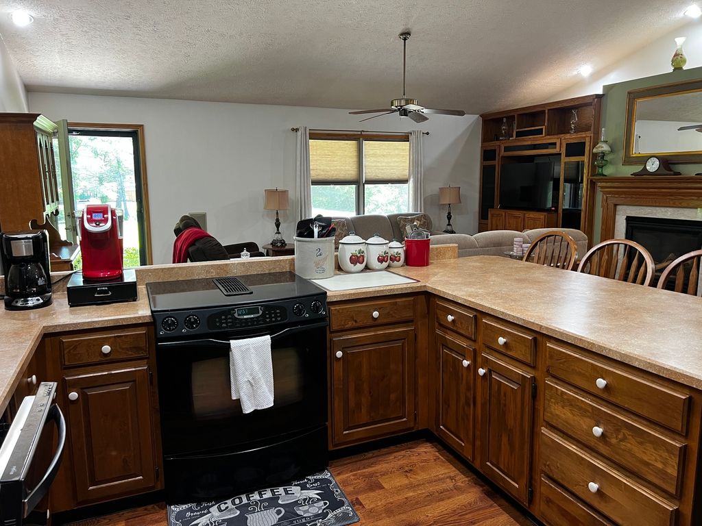 Image 14 of property listing at 14830 N McCarty Lane, Mt Vernon, IL 62864