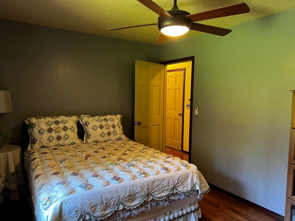 Image 18 of property listing at 14830 N McCarty Lane, Mt Vernon, IL 62864