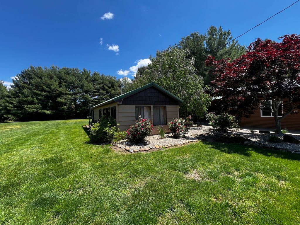 Image 5 of property listing at 14830 N McCarty Lane, Mt Vernon, IL 62864