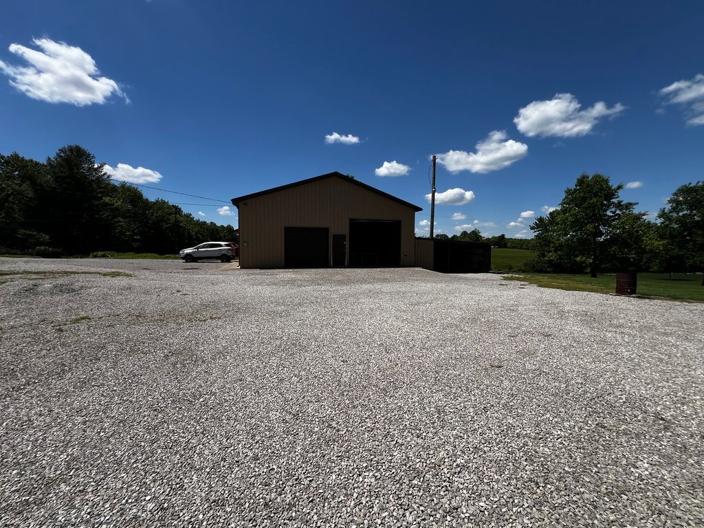 Image 46 of property listing at 14830 N McCarty Lane, Mt Vernon, IL 62864