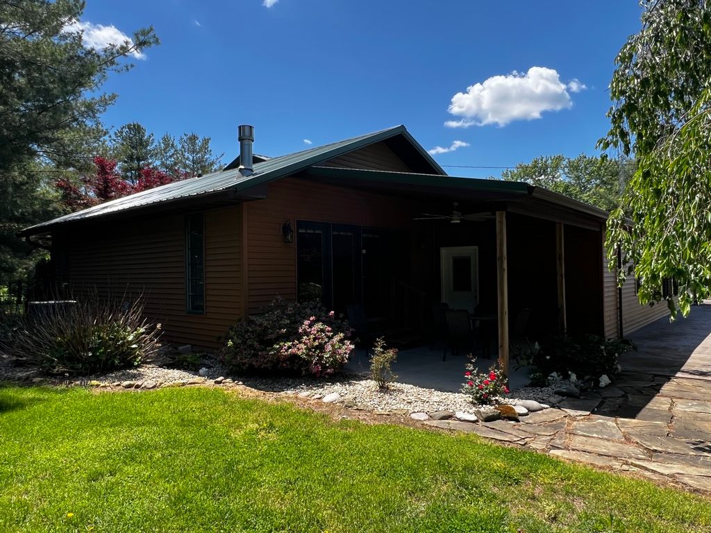 Image 7 of property listing at 14830 N McCarty Lane, Mt Vernon, IL 62864