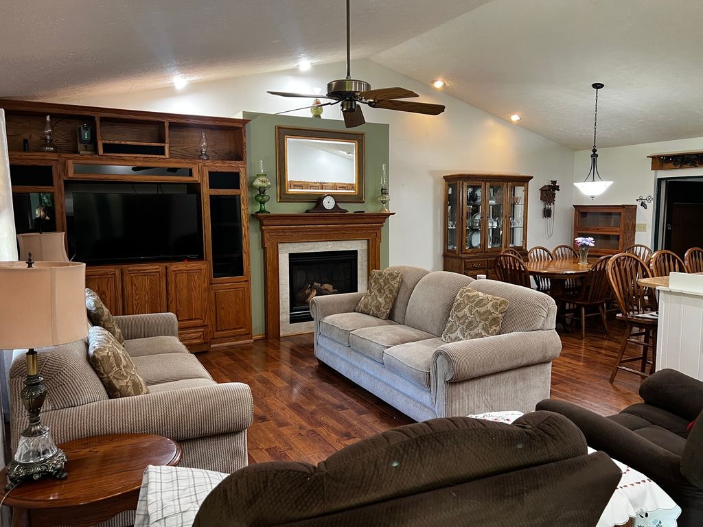 Image 8 of property listing at 14830 N McCarty Lane, Mt Vernon, IL 62864