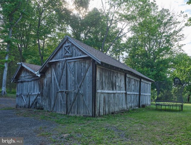 6683 CHAPEL RD, New Hope, PA 18938