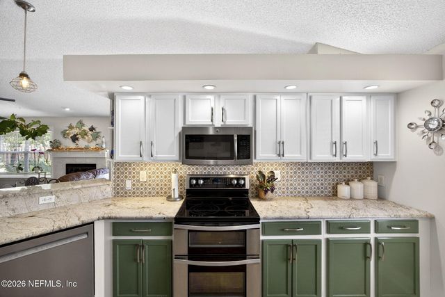 293 MAPLEWOOD Drive, St. Johns, FL 32259