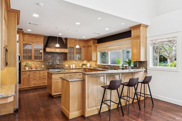 230 Summit Ave, San Rafael, CA 94901