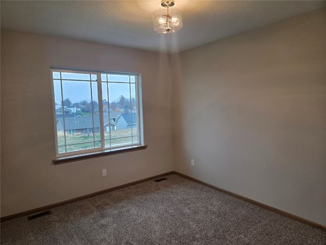 1824 Holly Meadow Avenue SW, Cedar Rapids, IA 52404