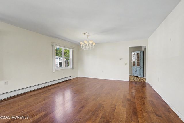 17 Freeport Court, Toms River, NJ 08757