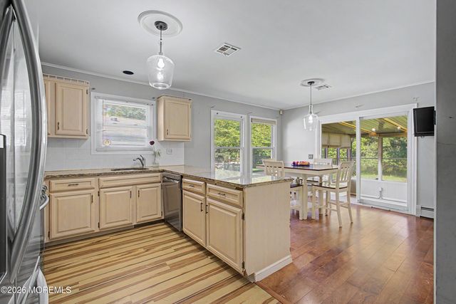 17 Freeport Court, Toms River, NJ 08757
