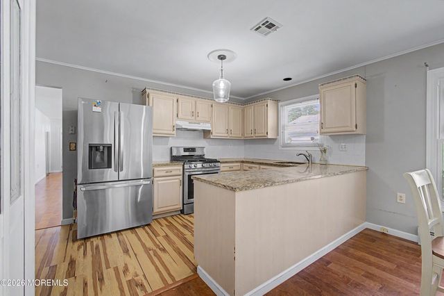17 Freeport Court, Toms River, NJ 08757