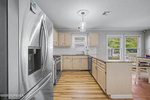17 Freeport Court, Toms River, NJ 08757