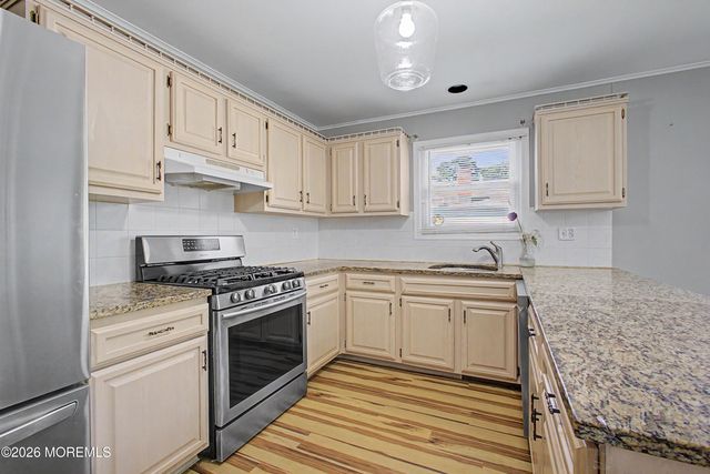 17 Freeport Court, Toms River, NJ 08757