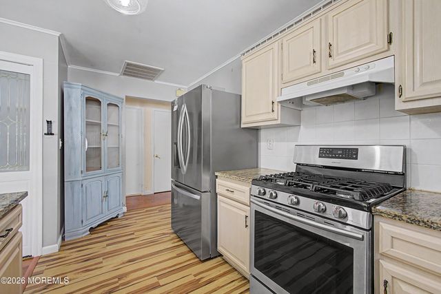 17 Freeport Court, Toms River, NJ 08757