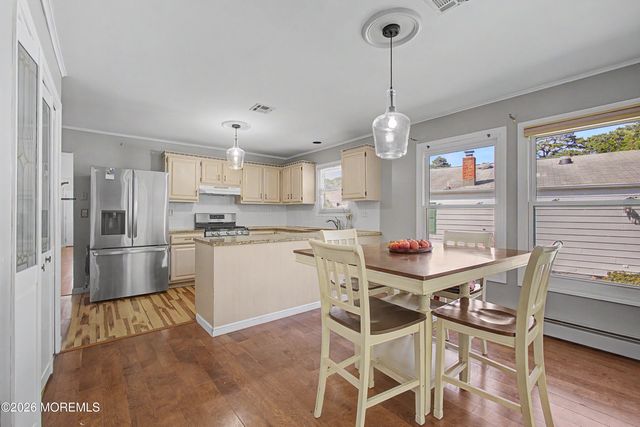 17 Freeport Court, Toms River, NJ 08757