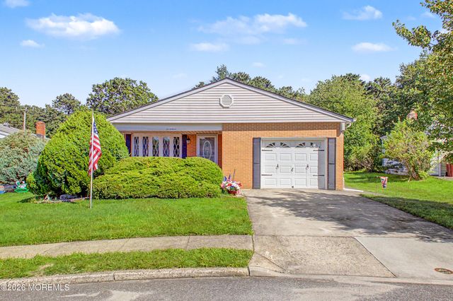 17 Freeport Court, Toms River, NJ 08757