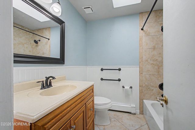 17 Freeport Court, Toms River, NJ 08757