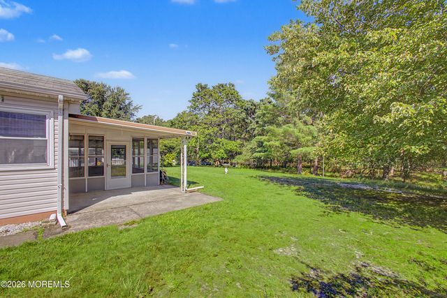 17 Freeport Court, Toms River, NJ 08757
