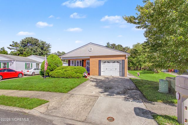17 Freeport Court, Toms River, NJ 08757