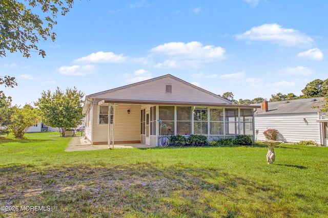 17 Freeport Court, Toms River, NJ 08757