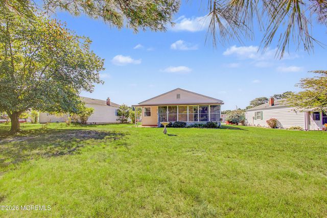 17 Freeport Court, Toms River, NJ 08757