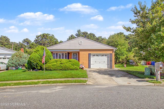 17 Freeport Court, Toms River, NJ 08757
