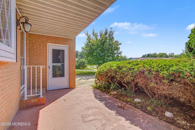 17 Freeport Court, Toms River, NJ 08757