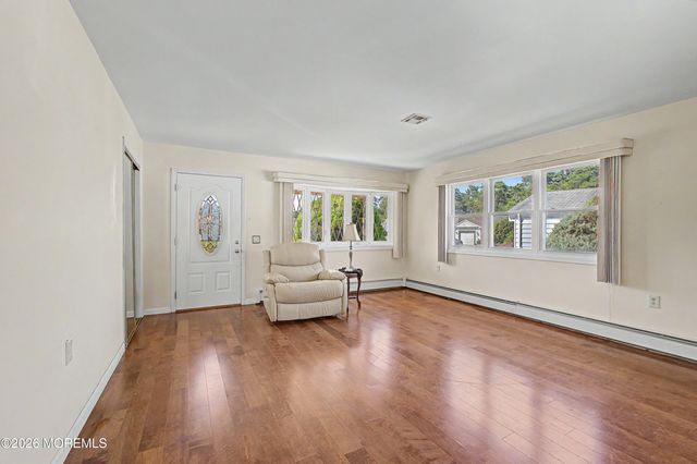 17 Freeport Court, Toms River, NJ 08757