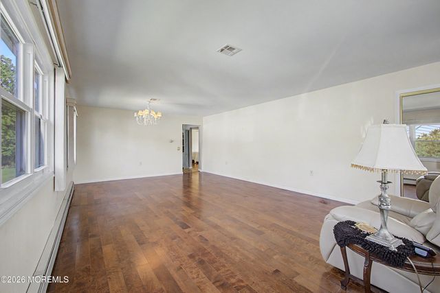 17 Freeport Court, Toms River, NJ 08757