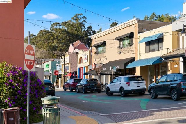 5701 Snake Rd, Oakland, CA 94611