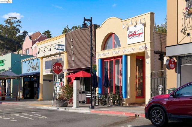 5701 Snake Rd, Oakland, CA 94611