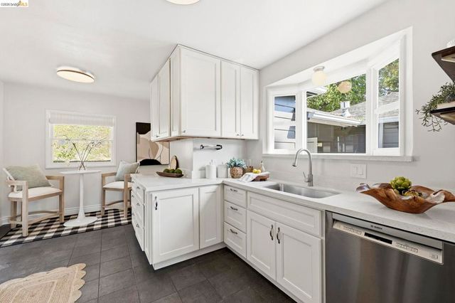 5701 Snake Rd, Oakland, CA 94611