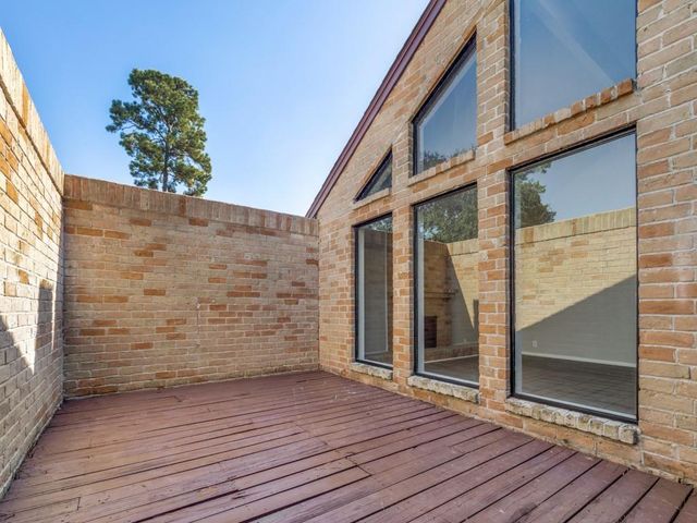 105 Old Bridge Lake, Houston, TX 77069