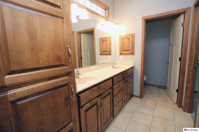 8536 S 102nd Street, La Vista, NE 68128