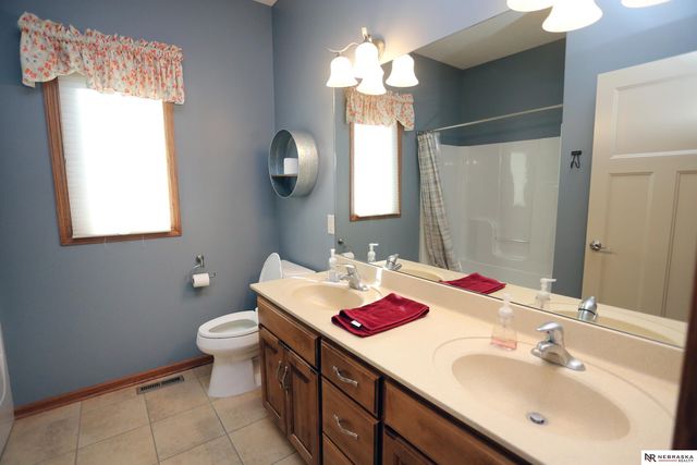 8536 S 102nd Street, La Vista, NE 68128