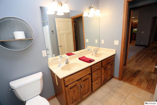 8536 S 102nd Street, La Vista, NE 68128