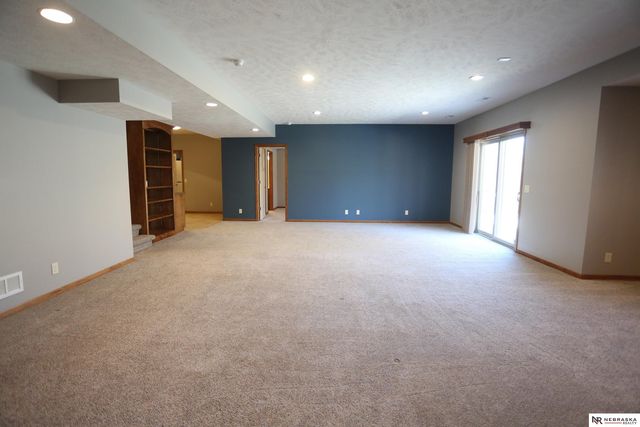 8536 S 102nd Street, La Vista, NE 68128