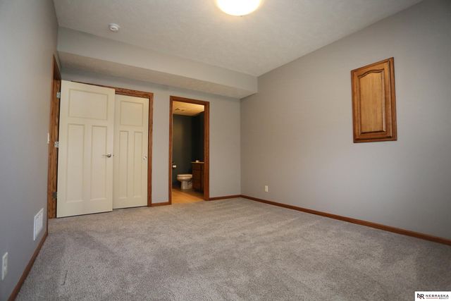 8536 S 102nd Street, La Vista, NE 68128