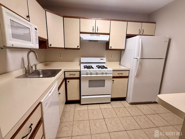 902 Woodhaven Drive, Edison, NJ 08817