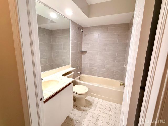 902 Woodhaven Drive, Edison, NJ 08817