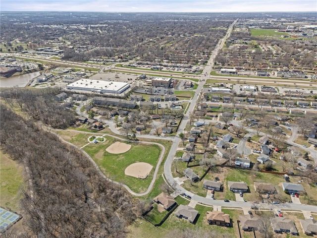 701 NE Banner Drive, Lee's Summit, MO 64086