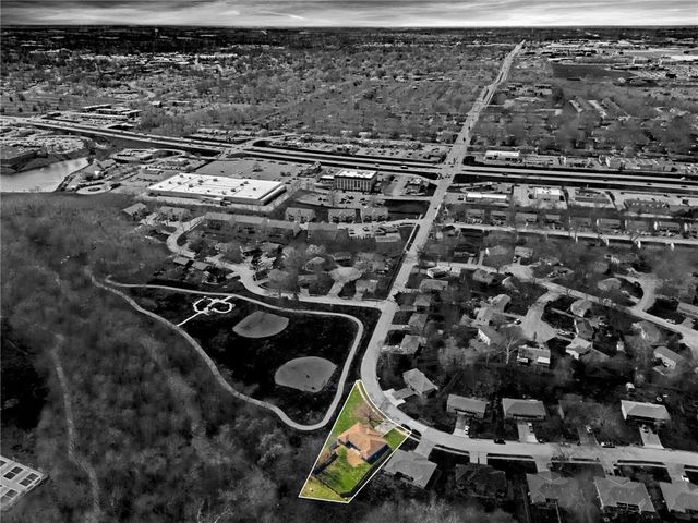 701 NE Banner Drive, Lee's Summit, MO 64086