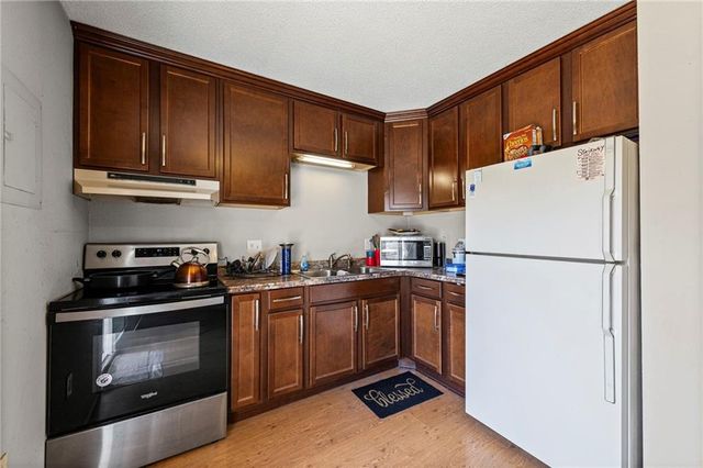 701 NE Banner Drive, Lee's Summit, MO 64086