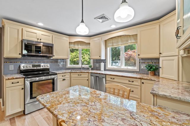 40 Walden Pond Drive, Nashua, NH 03064