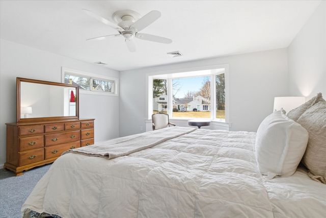 40 Walden Pond Drive, Nashua, NH 03064