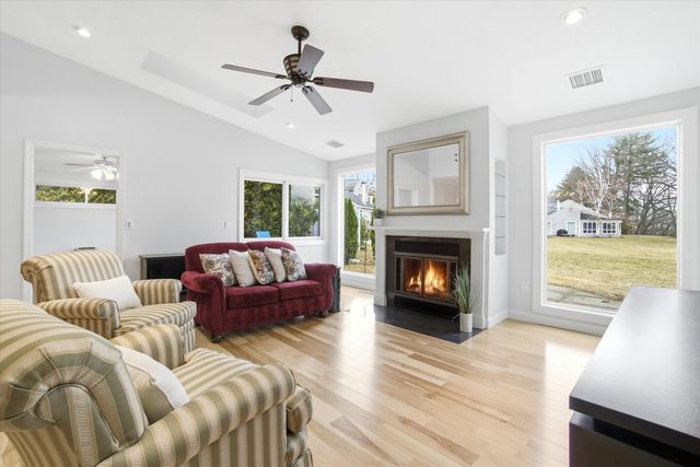 40 Walden Pond Drive, Nashua, NH 03064