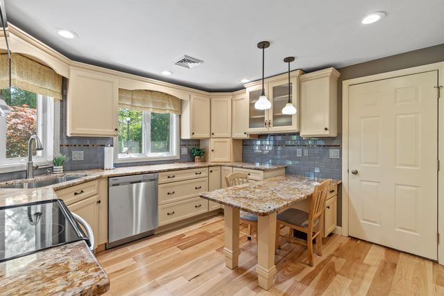 40 Walden Pond Drive, Nashua, NH 03064