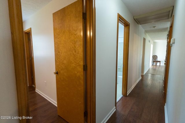 2700 Stephan Rd, Louisville, KY 40214