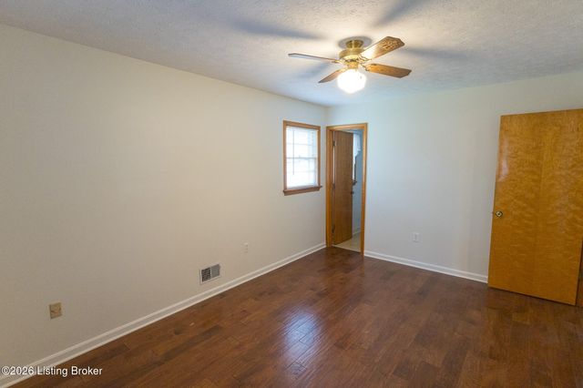 2700 Stephan Rd, Louisville, KY 40214