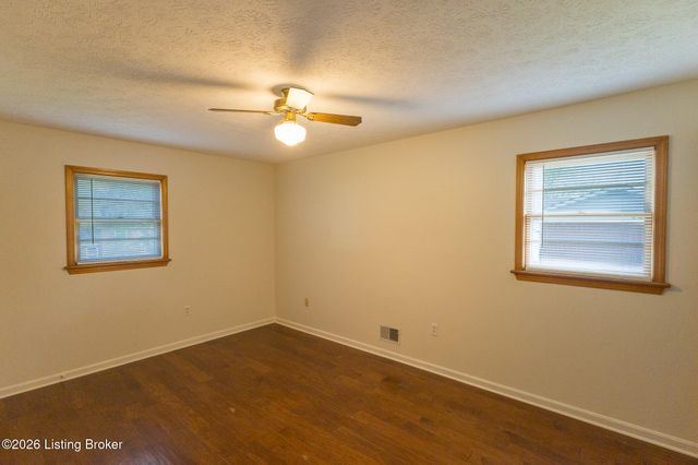 2700 Stephan Rd, Louisville, KY 40214
