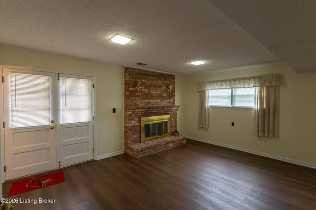 2700 Stephan Rd, Louisville, KY 40214